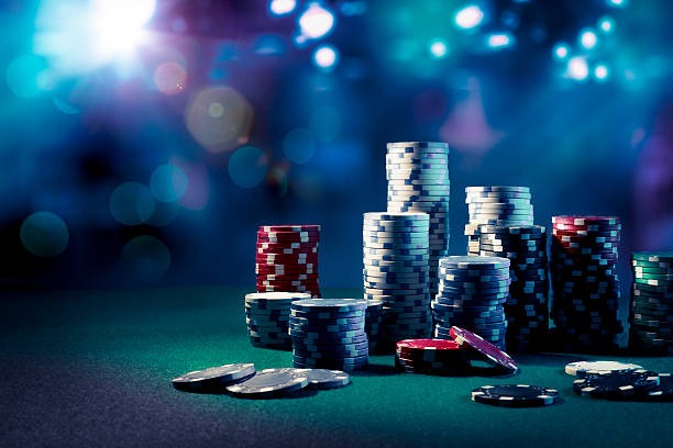 macaubet login live game show interface with host, betting controls, and live chat